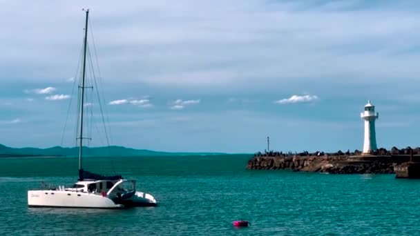 Utsikt Över Yacht Cruising Havet Bredvid Fyr Wollongong Australien — Stockvideo