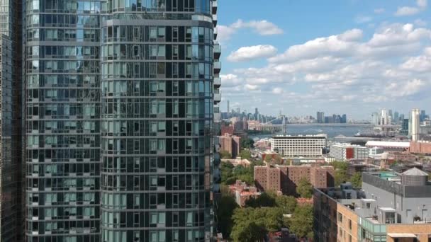 Uzak Arka Planda Manhattan Birlikte Yüksek Katlı Bir Apartman Inşa — Stok video