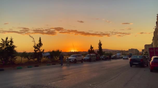 Poucos Carros Dri Estrada Com Silhueta Céu Pôr Sol Fundo — Vídeo de Stock