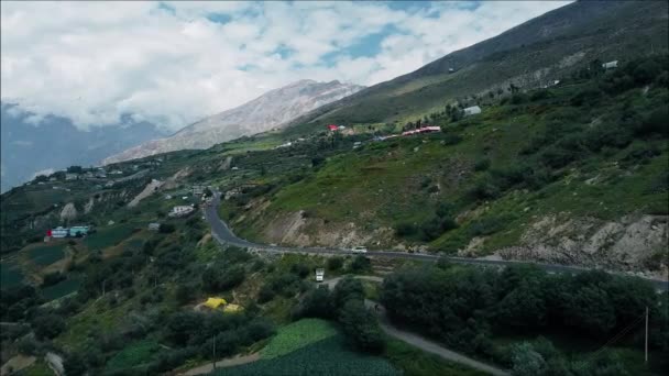 Ein Auto Auf Der Straße Inmitten Wunderschöner Grüner Berge — Stockvideo