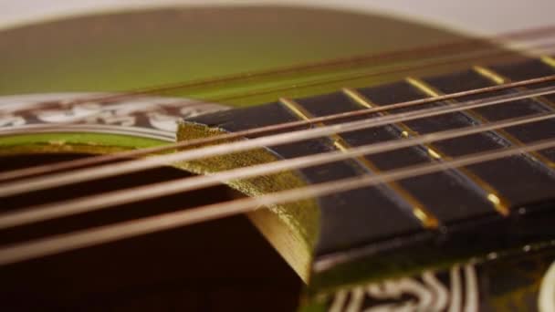 Guitarra Verde Clásica Con Cuerdas Viejas — Vídeo de stock