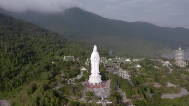 Буддійський Храм Лінь Унг Пагода Великою Статуєю Оточеною Лісами Дан — стокове відео