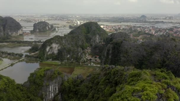 Uma Vista Panorâmica Das Montanhas Calcário Ninh Binh Vietnã — Vídeo de Stock