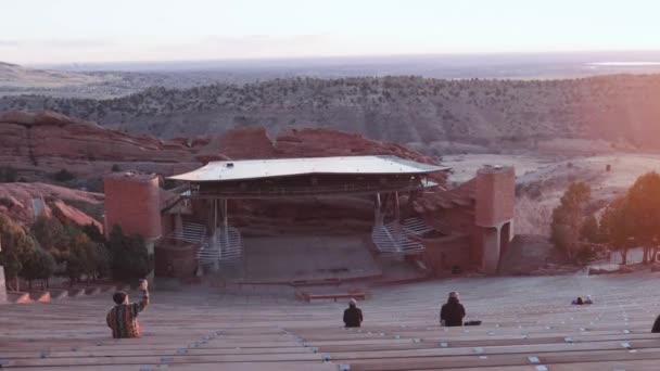 Filmik Amfiteatru Red Rocks Morrison Kolorado Podczas Wschodu Słońca — Wideo stockowe