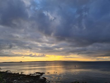 Günbatımı manzaralı güzel bir deniz manzarası