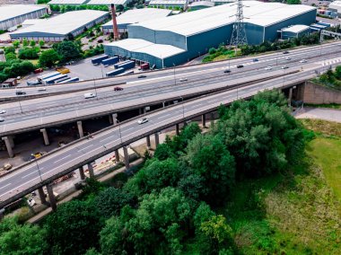 Karmaşık bir otoyol kavşağının hava görüntüsü.