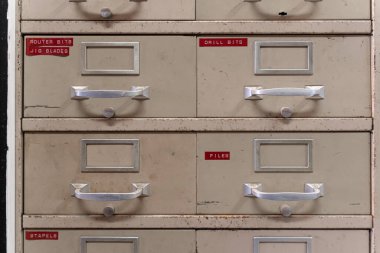 Fabrikadaki eski metal kutuların yakın çekimi.