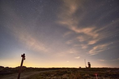 Portekiz 'in Arouca şehrinde bulutlu gökyüzünün altında parlayan güzel bir manzara.