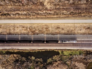 Terk edilmiş eski bir demiryolunun kuş bakışı görüntüsü