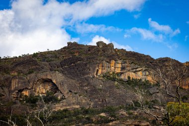 Grampians Ulusal Parkı, Victoria, Avustralya üzerindeki bulutlu mavi gökyüzü