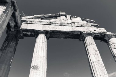 Atina ve Yunanistan 'ın harabelerinin gri tonlu bir görüntüsü