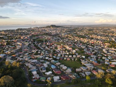 San Fernando şehrinin günbatımında Trinidad ve Tobago 'da alacakaranlık gökyüzüne bakan hava manzarası.