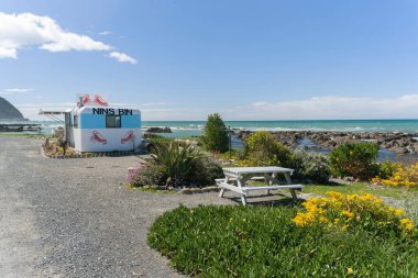 Kaikoura 'dan 20 dakika uzaklıktaki deniz ürünleri restoranı Kerevit, balık ve patates kızartması ile ünlüdür. Güzel bir açık hava oturma alanı