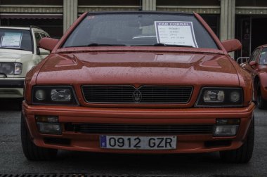 Caddeye park edilmiş eski klasik kırmızı bir araba, Maserati Ghibli GT