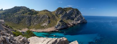 Mallorca 'daki Cap de Formentor yakınlarında güzel bir körfez manzarası.