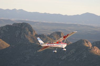 Cessna 150 Aerobat A150m uçan formasyon çöl dağları