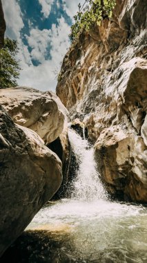 Kayalıkların ortasından akan bir nehrin dikey görüntüsü..