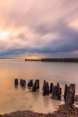 Almanya 'nın kuzeyinde Schleswig-Holstein eyâletinde, Baltık Denizi kıyısında güneşin doğuşunun dikey çekimi