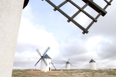 Campo de Criptana 'daki İspanyol yel değirmenleri