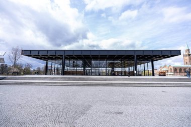 Berlin, Almanya 'daki Yeni Ulusal Galeri' nin güzel yüzü bulutlu bir gökyüzüne karşı