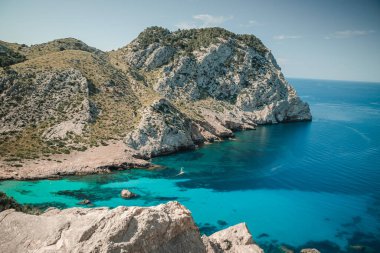 Mallorca 'daki Cap de Formentor yakınlarında güzel bir körfez manzarası.