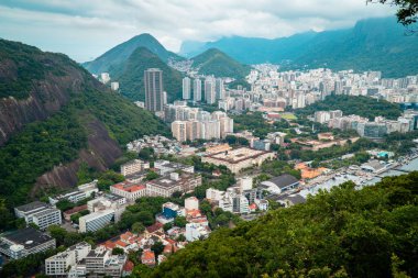 Rio 'nun merkezinin büyüleyici manzarası Şekerpariş Dağı' ndan görünüyor.