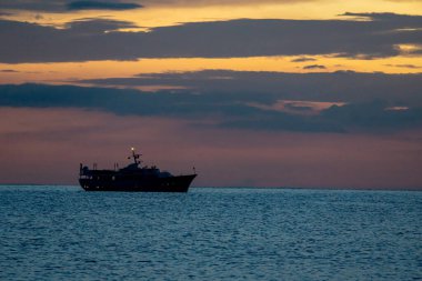 Sardunya adası yakınlarında dramatik bir günbatımı arka planında nefes kesici bir gemi manzarası.
