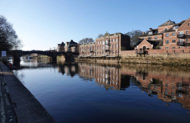 Ouse Nehri, York, İngiltere 'deki rıhtım manzaralı bir şehir..