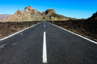 İspanya 'nın El Hierro Kanarya Adalarındaki Uzun Boş Asfalt Yolu
