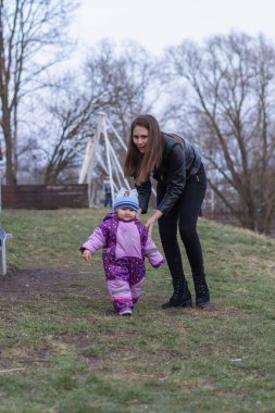 Anne ve kızları bir lunaparkta oynuyorlar.