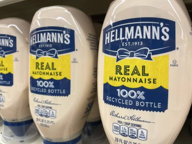 Hellmann 'ın mayonezi olan bir market rafı.