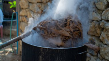 Metalik bir kavanozda öğütülmüş dut kabuğunun yakın çekimi, saa kağıdı üretimi