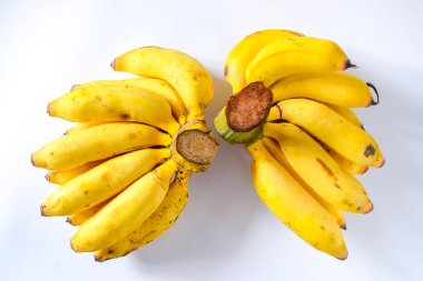 Beyaz arka planda taze olgun muzlar.