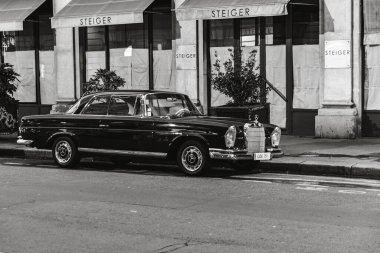 Caddeye park edilmiş klasik lüks arabanın gri pulu Mercedes Benz W111.