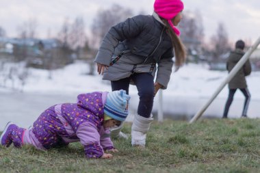 Anne ve kızları bir lunaparkta oynuyorlar.