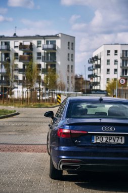Park etmiş bir Audi arabasının dikey görüntüsü. Stare Zegrze bölgesindeki apartmanlara karşı. Poznan..