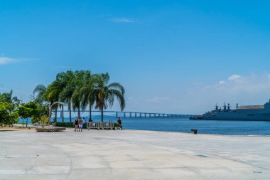 Arka planda Başkan Costa Köprüsü ile Rio şehir merkezinde yürüyen turistlerin yakın çekimi