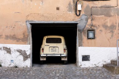 Evin garajına park edilmiş eski bir araba. Arkadan bak. Renault 4 TL