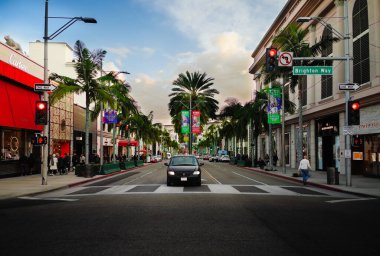 Beverly Hills, Rodeo Drive ve Brighton Yolu 'ndaki mağaza ve kavşak manzarası