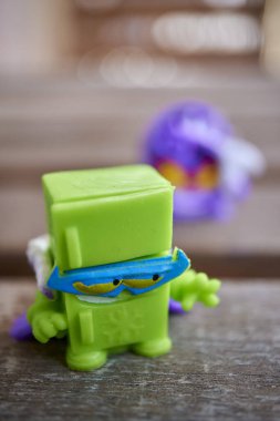 Sihirli bir kutu markasının dikey yakın çekimi Süper Şeyler buzdolabı şekilli oyuncak biblosu kötü adam takımından