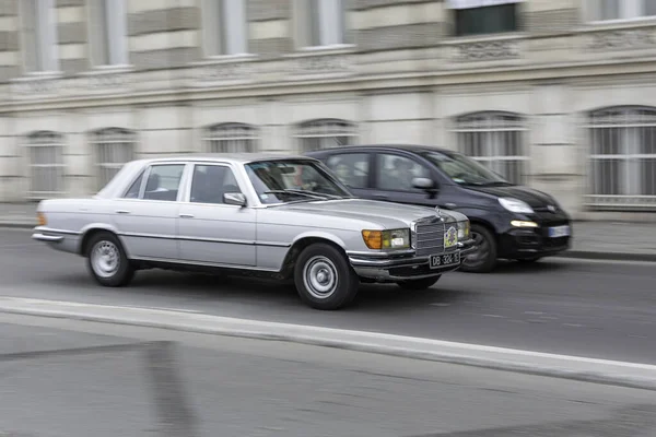 Długa Ekspozycja Mercedes Benz W116 Klasyczny Luksusowy Samochód Ulicy Barcelonie — Zdjęcie stockowe