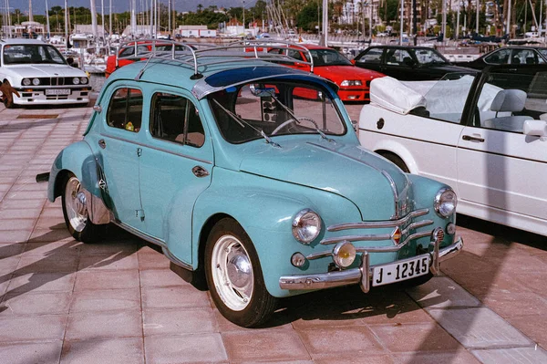 Voiture Ville Classique Dans Rue Renault 4Cv — Photo