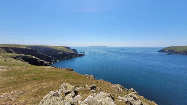 Vacker Utsikt Över Pembrokeshire Coastal Path Med Blå Hav — Stockfoto