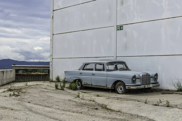 Une Mercedes Benz W111 Classique Luxe Été Abandonnée Dans Rue — Photo