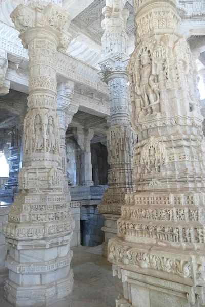Vertikal Bild Intrikata Skulpterade Kolumner Ranakpur Jain Templet Indien — Stockfoto