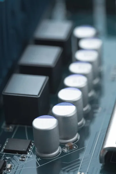 Eine Vertikale Aufnahme Einer Elektronischen Leiterplatte Mit Kondensatoren Und Mikrochips — Stockfoto