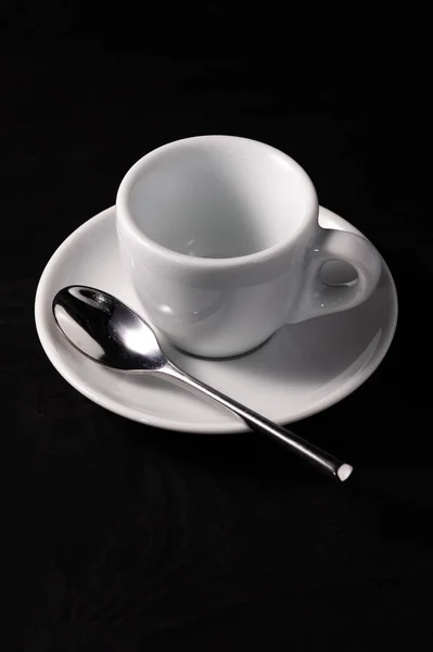 Uma Xícara Café Branco Colher Fundo Preto — Fotografia de Stock
