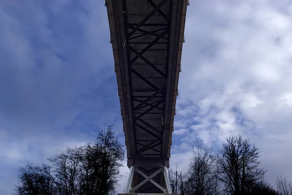 Eine Hohe Steinerne Brückenkonstruktion Einer Ländlichen Gegend Vor Bewölktem Himmel — Stockfoto