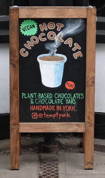 イギリス ヨークの通りにあるビーガンホットチョコレート看板 — ストック写真