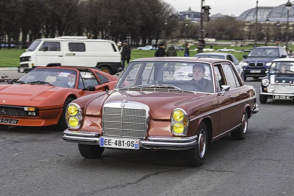 Une Voiture Luxe Rouge Classique Dans Rue Mercedes Benz W108 — Photo